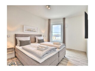 Hafenspitze App. 18 - Blick in das große Schlafzimmer mit Boxspringbett