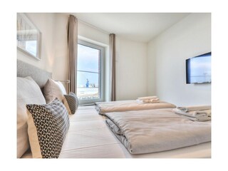 Hafenspitze App. 18 - Blick in das große Schlafzimmer mit 2. TV