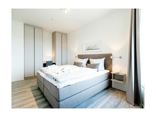 Hafenspitze App. 18 - Blick in das Schlafzimmer mit viel Stauraum