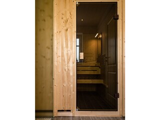 Badezimmer mit Sauna im Erdgeschoss