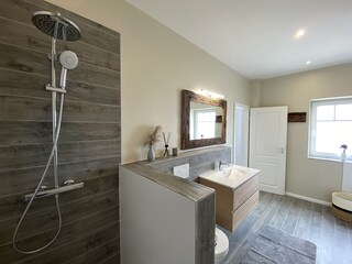großes Badezimmer in der 1. Etage