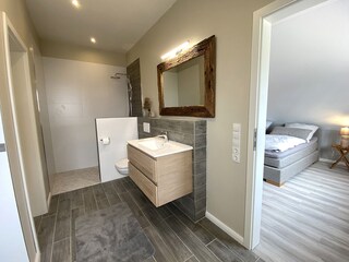 großes Badezimmer in der ersten Etage