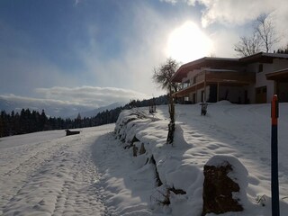 Blick auf das Haus im Schnee