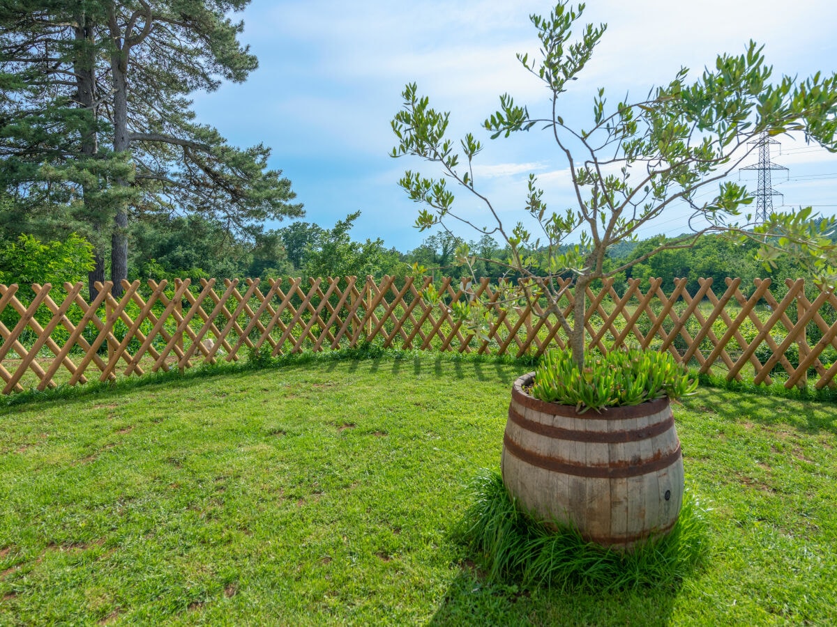 Eingezäunter privater Garten