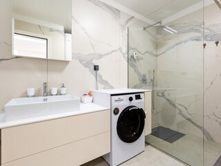 Badezimmer mit Dusche