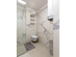 Badezimmer mit Dusche