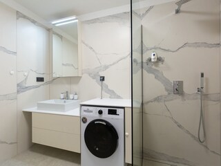 Badezimmer mit Dusche
