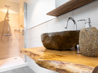 Naturstein trifft auf selbstgemachtes Holz