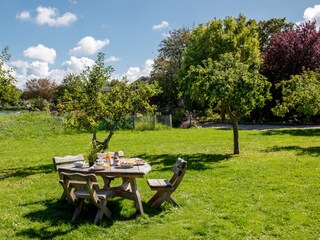Genießen Sie ein Frühstück draußen in der Natur