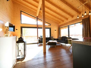 Wohnzimmer mit Couch und Esstisch - Hausteil A