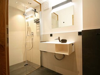 Bad mit begehbarer Dusche - Hausteil A