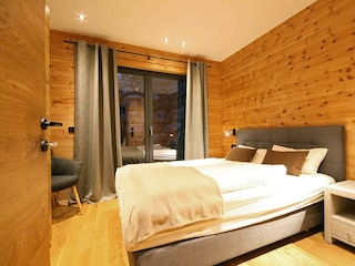 Schlafzimmer mit Bett - Hausteil A