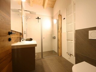 Bad mit begehbarer Dusche - Hausteil B