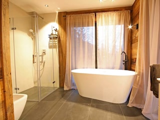 Begehbare Dusche und Badewanne - Hausteil B