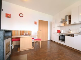 Wohnküche mit Sitzecke und Ofen