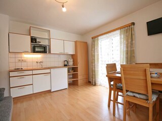 Wohnküche mit Esstisch und TV, Top 2