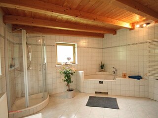 Badezimmer mit Badewanne und Dusche