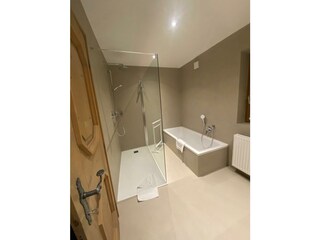 Bad mit Badewanne und Dusche