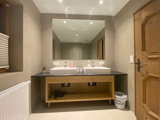 Bad mit Doppelwaschbecken