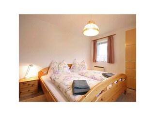 Schlafzimmer mit Doppelbett