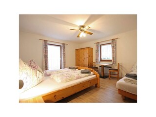 Dreibettzimmer mit Doppelbett