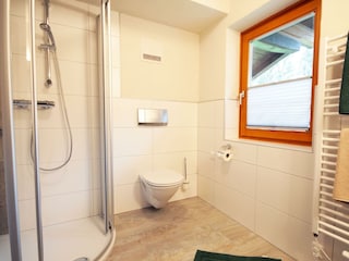 Bad mit Dusche 2. Stock