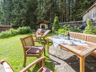 Garten mit Sitzgelegenheit und Grill