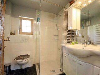 Badezimmer mit Dusche
