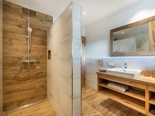 Dusche mit Waschbecken