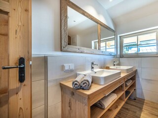 Badezimmer mit Doppelwaschbecken