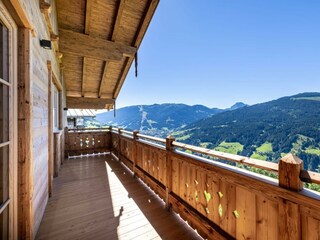 Möblierte Sonnenterrasse