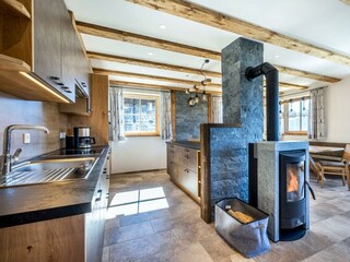 Küche mit Kamin und Esstisch