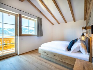 Schlafzimmer mit Ausgang zum Balkon