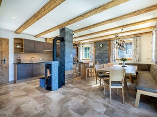 Küche mit Kamin und Essecke