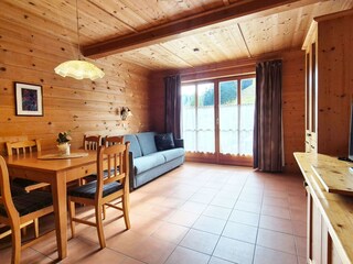 Wohnbereich mit Couch und Flat-TV