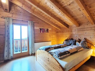 Schlafzimmer mit Ausgang zum Balkon