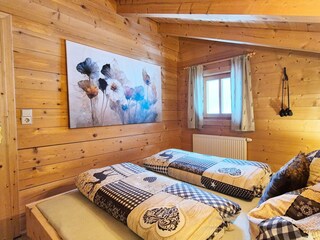 Doppelzimmer mit viel Holz