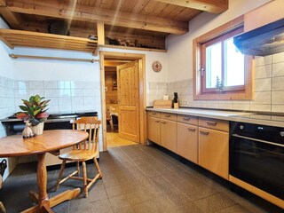 Küche mit Sitzgelegenheit