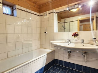 Bad mit Badewanne und Doppelwaschbecken