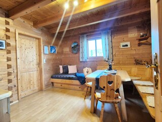 Gemütliche Stube mit Sitzgelegenheit und Diwan