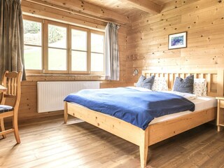 Schlafzimmer mit Doppelbett