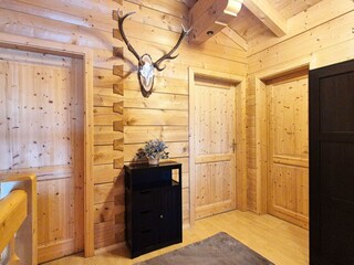 Vorraum mit viel Holz