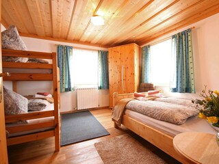 Schlafzimmer mit Doppelbett und Stockbett