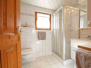 Bad mit Dusche und WC