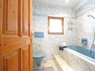 Bad mit Badewanne und WC