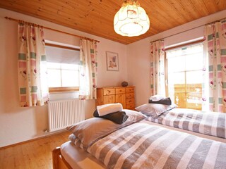 Schlafzimmer mit Ausgang zum Balkon