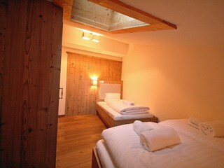 Dreibettzimmer mit einen Einzelbett