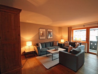 Wohnzimmer mit großer Couch