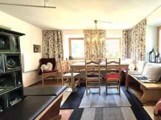 Stube mit Sitzecke und Kachelofen