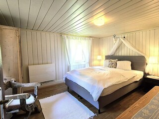 Schlafzimmer mit Doppelbett